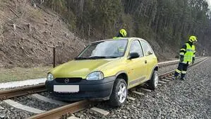 Da ging nichts mehr: Der Pkw kam auf den Gleisen zum Stehen