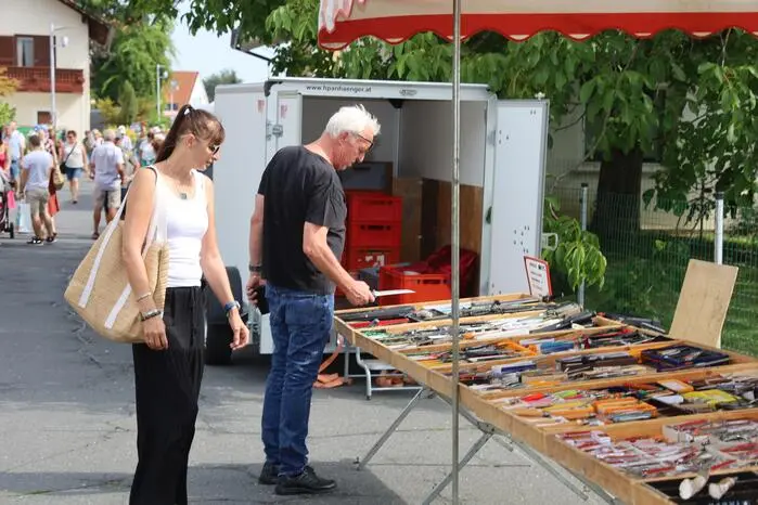 An den Ständen entlang der Ortsstraße wurde Handwerkskunst, Bekleidung, Spielsachen, Konditoreiwaren, Haushaltsgeräte bis hin zu Traktoren ausgestellt.