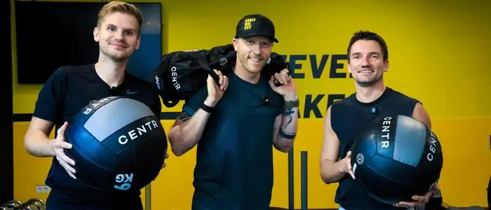 Bild zeigt Tobias Kurakin und Michael Kloiber mit Hyrox-Profi Matthias Snobe