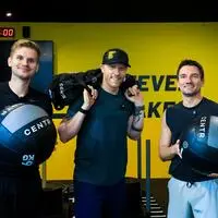 3, 2, 1 ... los! Die Kleine-Zeitung-Redakteure Tobias Kurakin (li.) und Michael Kloiber (re.) trainierten 45 Minuten mit Hyrox-Profi Matthias Snobe