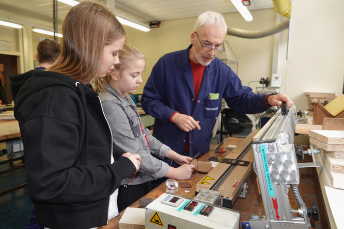 Geschnuppert und gearbeitet wurde in der Kunststofftechnik Werkstätte.