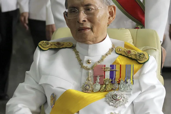 Bei einem Autounfall 1948 verlor Bhumibol ein Auge, so dass er seitdem mit einem Glasauge und einer Gesichtslähmung lebt.