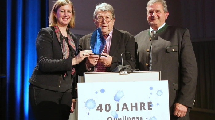 Ein Mann der ersten Stunde: Walter Hoitsch, Zeitzeuge der Bohrungen, wurde von Barbara Eibinger-Miedl und Heinrich Schmidlechner mit der Auszeichnung "Blue Quellness" geehrt.