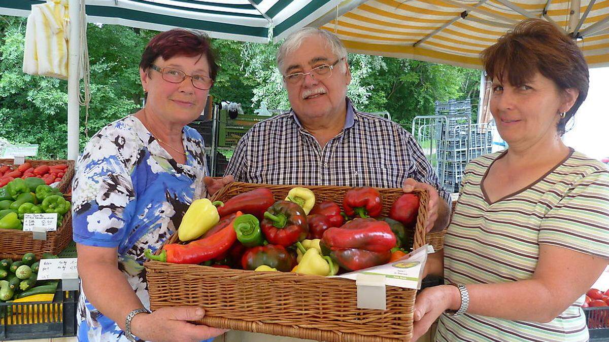 Am Markt in St. Peter verkauft Familie Krois Paprika