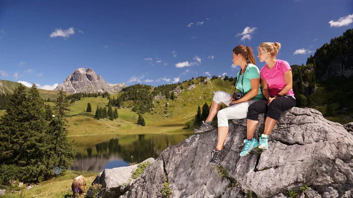 Den Bodensee, das deutsche Alpenvorland, die Schweizer Berge und den sanft gewellten nördlichen Bregenzerwald: All das sieht man auf der Wanderung von Alberschwende über Kaltenbrunnen auf den 1182 Meter hohen Brüggelekopf. Halt machen und die Aussicht genießen kann man im Gasthaus Alpenrose am Kaltenbrunnen in Egg und im Alpengasthof Brüggele oberhalb von Alberschwende. Auf dem Weg ist man rund 3:45 Stunden unterwegs und überwindet 460 Höhenmeter.
