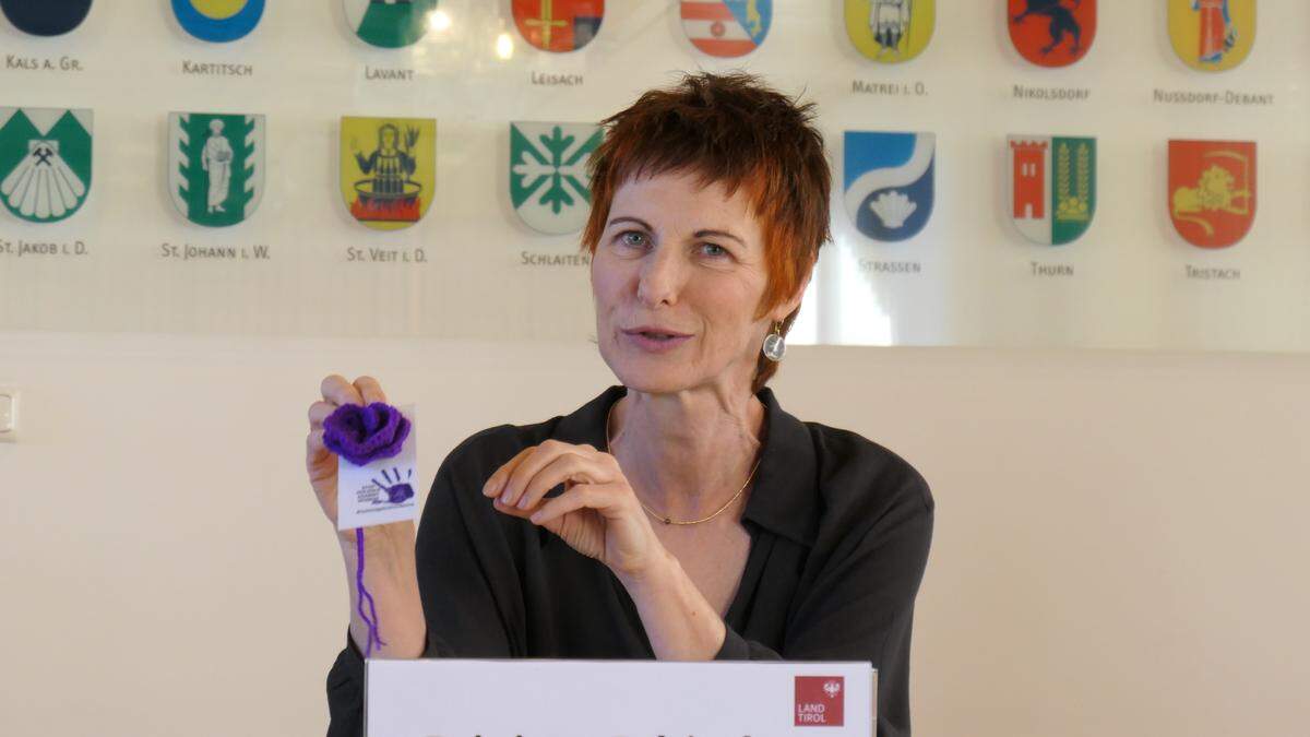 Das Frauenzentrum Lienz mit Brigitte Schieder beteiligt sich an der Aktion „Roses against Violence“