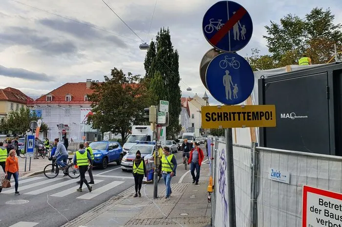 ...anstatt bei Baustellen einfach den Platz für Radfahrer und Fußgänger zu beschneiden und Zusatztafeln anzubringen.