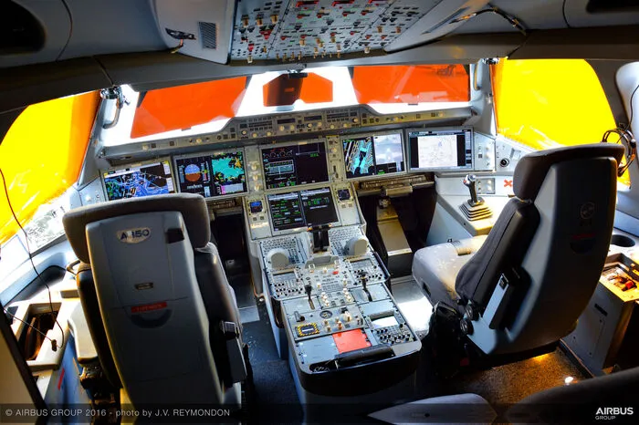Den Mikrokosmos der Luftfahrt wirbelte der Konzern mit einer revolutionierenden Entwicklung im Cockpit durcheinander, die Piloten zunächst in Befürworter und Gegner spaltete. Statt wie damals noch üblich per Steuersäule und Muskelkraft übertrug Airbus erstmals Steuerbefehle auf elektronischem Wege per Joystick. Diese "fly-by-wire"-Technik wurde heute längst zum Standard in modernen Cockpits weltweit.  