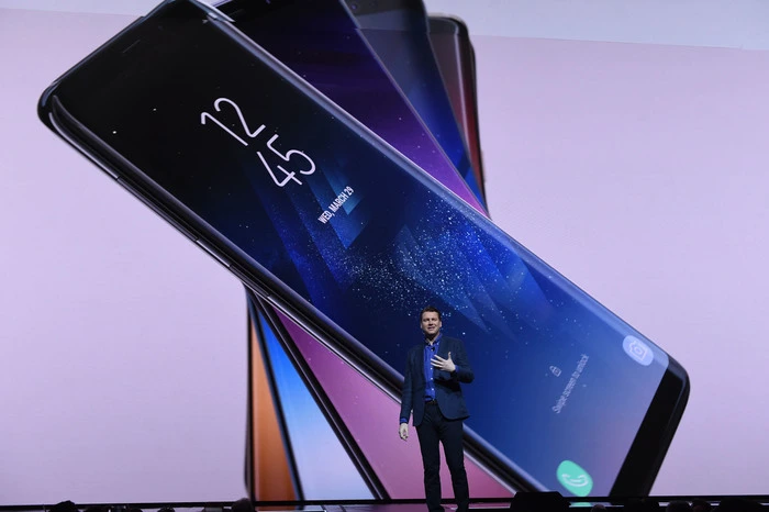 Angetrieben wird das Galaxy S8 von zwei 64-bit Acht-Kern-Prozessoren. Erstmals werden bei einem Smartphone 10-Nanometer-Chips verwendet. Die Taktrate beträt 2,3 + 1,7 Gigaherz und 2,35 + 1,9 Gigaherz. Der Prozessor ist um zehn Prozent schneller als jener des S7. Der Grafikchip sogar um 21 Prozent. Zusätzlich verbraucht er weniger Strom. Denn die Akkuleistung ist eines der wichtigsten Entscheidungskriterien geworden. Das Galaxy S8 bietet mit 3000 Milli-Ampere-Stunden ausreichende Energie. Das S8 Plus bietet sogar 3500 mAh. Nach dem Debakel mit dem Note 7 wurden die Batterien besonders streng getestet.