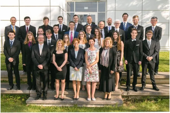 In zwei Klassen wurden in der renommierten Höheren Technischen Lehranstalt Informatiker ausgebildet. Am Bild: Die Klasse 90AHIF.