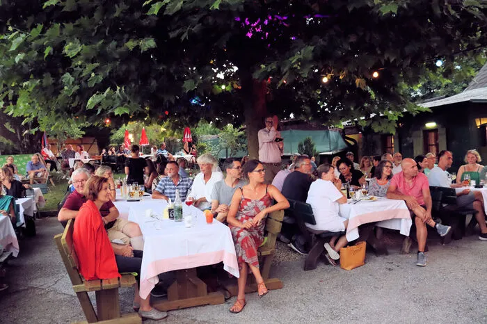 Im gemütlichen Gastgarten konnten es sich die Besucher bei Swing Klassiker, Ragtime, Dixieland und Jazzklängen, Essen und Trinken gut gehen lassen.