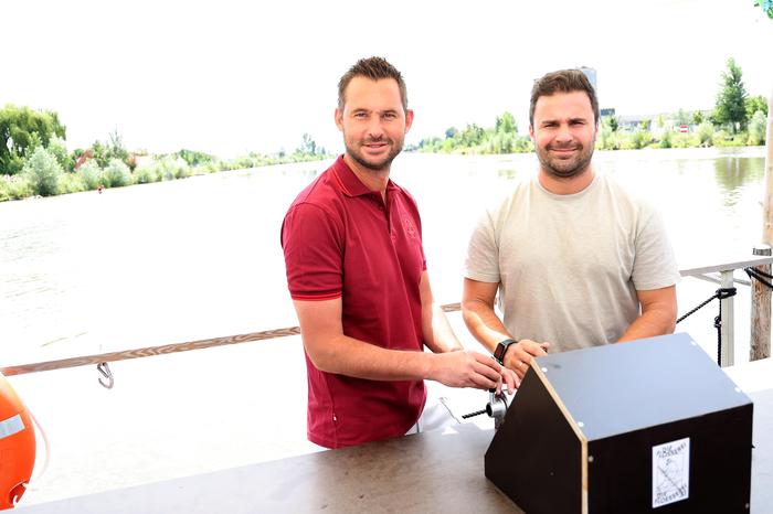 Trainer Gernot Messner und Geschäftsführer Dieter Elsneg (rechts)