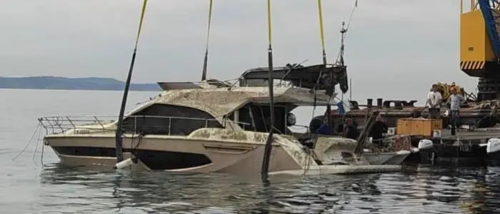 Die Hebung der Yacht war ein schwieriges Unterfangen