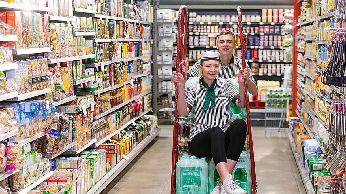 Mitarbeiter einiger Tankstellen und Supermärkte füllen die Regale auch zu den Feiertagen wieder auf