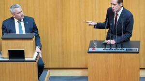 Bundeskanzler Karl Nehammer (ÖVP) und Kai Jan Krainer (SPÖ) im Rahmen einer Sondersitzung des Nationalrates am Mittwoch