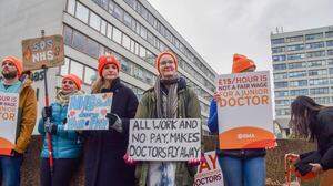 Im Februar streikten junge Ärztinnen für faire Löhne, laut NHS einer der längsten in ihrer Geschichte