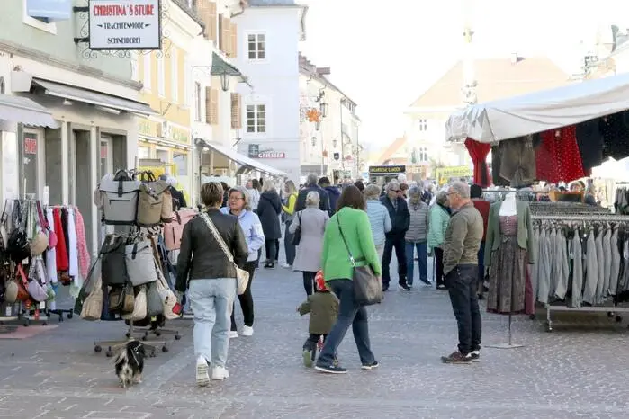 Fest am Ostermarkt einkaufen sah man unter anderem Psychotherapeuten Ulrich Hagg, Primaria Christiane Kampitsch, Videoprofi Hans Pauer sowie den ehemaligen Kriminalbeamten Klaus Erlacher.