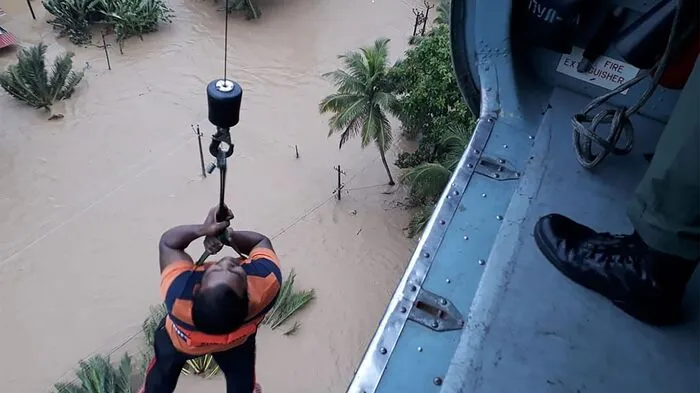Bei den anhaltenden Überschwemmungen in dem bei Touristen beliebten südindischen Bundesstaat Kerala sind bereits mehr als 320 Menschen ums Leben gekommen.  