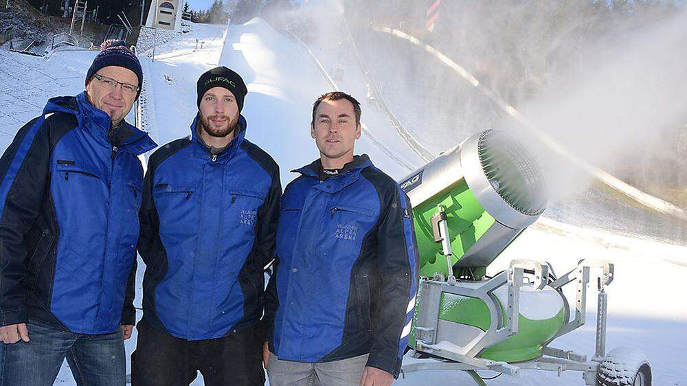 Das Alpenarena-Team: Geschäftsführer Smoliner, Platzwart Fabio Ranner und Betriebsleiter Markus Knabl