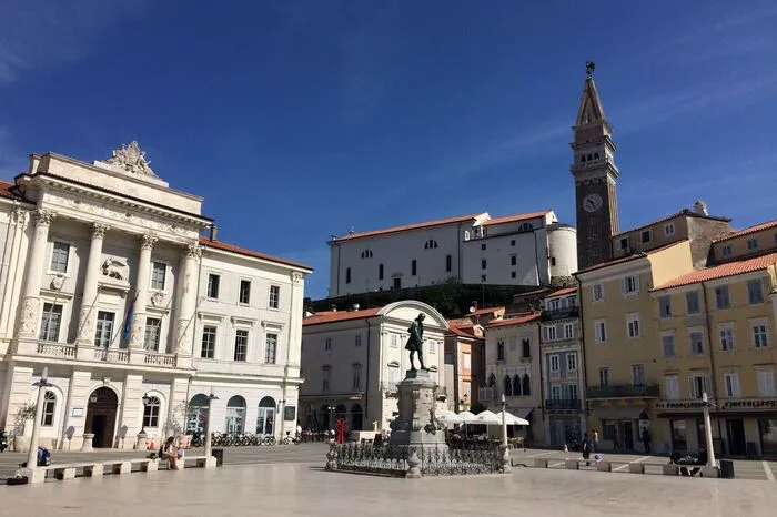 Der Tartini-Platz in Piran lädt zum Verweilen und Kaffeetrinken ein
