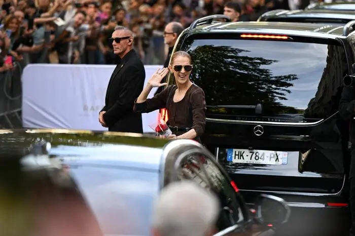 Céline Dion wird von ihren Fans in Paris gefeiert
