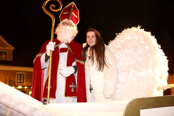 Auch der Nikolo war an diesem Abend in St. Veit vertreten. Er führte den Umzug an und verteilte mit seinen Helfern Geschenke an die kleinen Besucher.