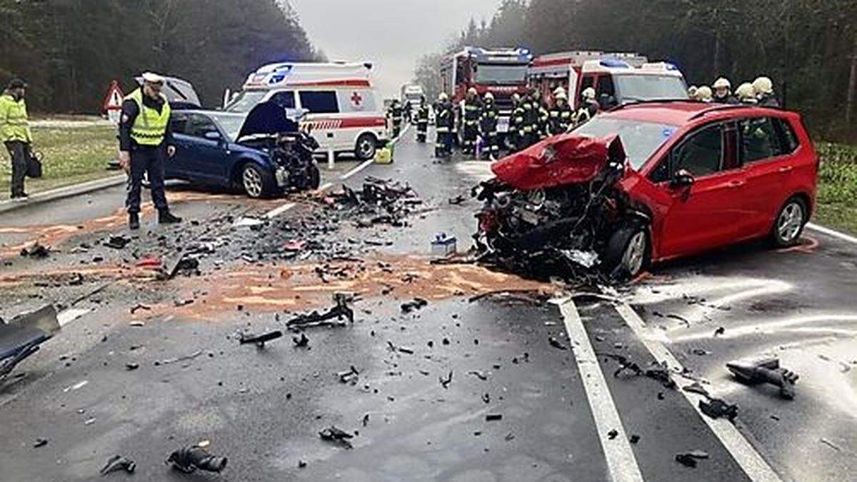 An beiden Fahrzeugen entstand Totalschaden