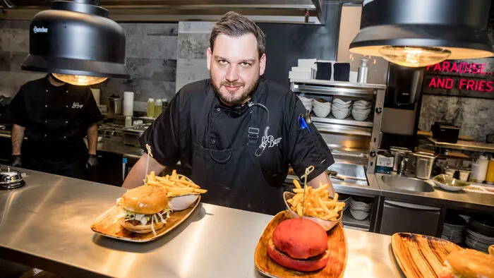Am Montag, zwei Tage vor der offiziellen Eröffnung, lud das Team des "Le Burger"-Lokals zur VIP-Feier.