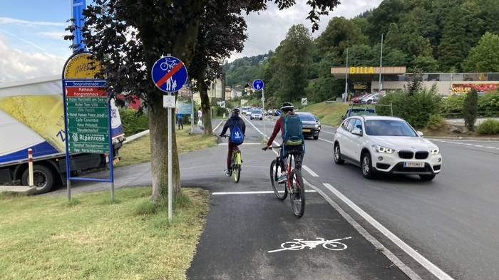 Ein neuralgischer Punkt auf dem Radweg rund um den Millstätter See: In Millstatt treffen an der Bushaltestelle Radler, Fahrzeuglenker, Fußgänger und Fahrgäste aufeinander. Knapp davor liegt die Zufahrt zum Badehaus