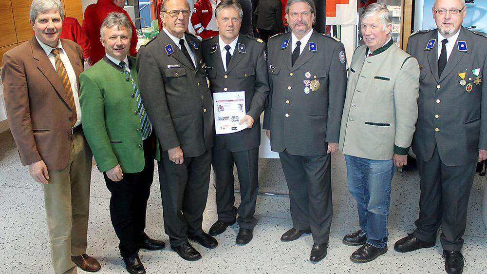 Bezirksstellenleiter Klaus Mrak (3. rechts) und Bezirksgeschäftsführer Alfred Gigler (Mitte) ehrten die Mitarbeiter