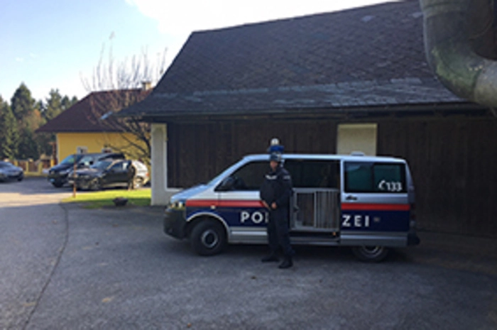Es gibt eine konzentrierte Suchaktion, an der auch Hundestaffeln beteiligt sind.
