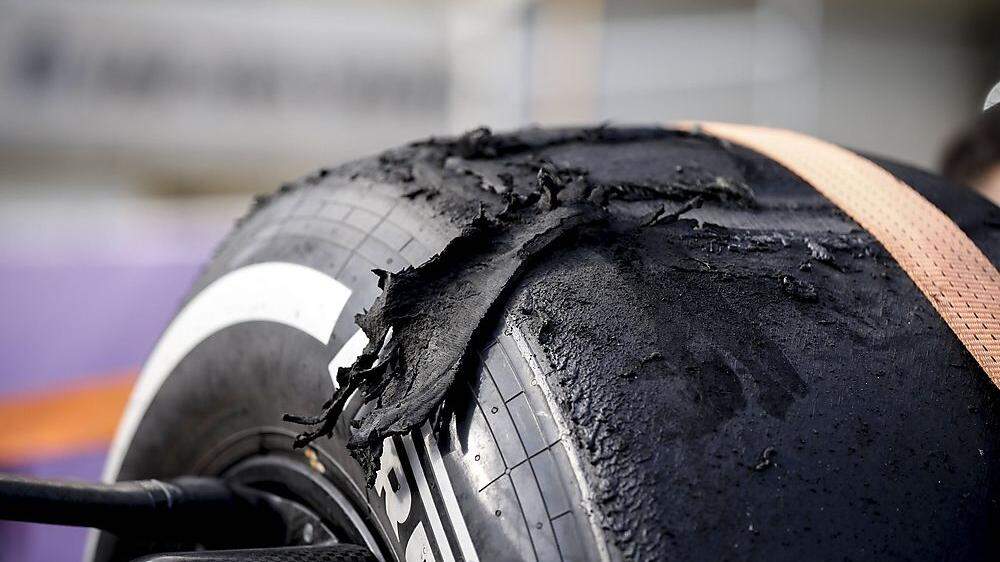 Max Verstappens Auto nach dem Reifenplatzer in Baku