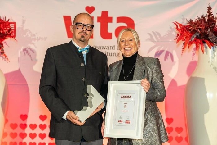 Roland Vanicek und Eveline Brandstätter bei der VITA-Preisverleihung | Roland Vanicek ist ein eindrucksvolles Beispiel, dass es für eine Karriere in der Pflege nie zu spät ist