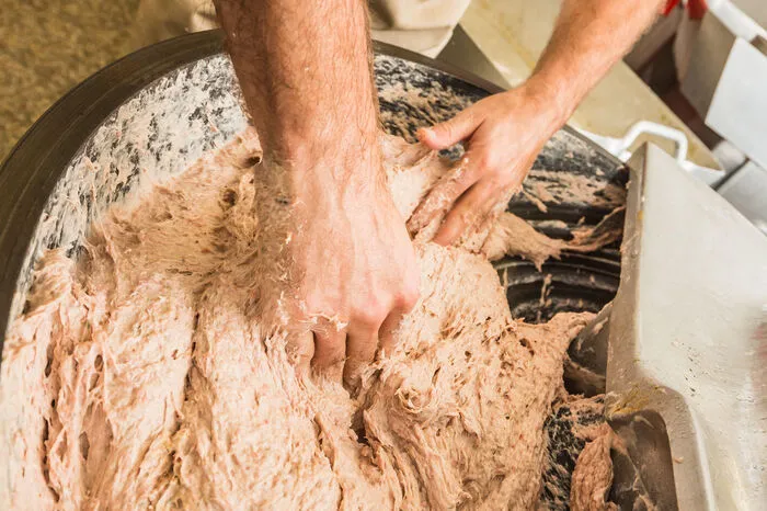 . . . und der Fleischermeister nimmt die Masse aus der Knetmaschine.