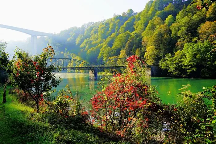 Herbstliche Stimmung | Bei einer Drei-Berge-Wanderung machte unser Leserreporter Josef Sadnek aus Klagenfurt Halt am Drauufer und konnte dabei die alte Lippitzbach-Brücke (im Hintergrund die neue Draubrücke) im herbstlichen Ambiente fotografisch festhalten. Herzlichen Dank!