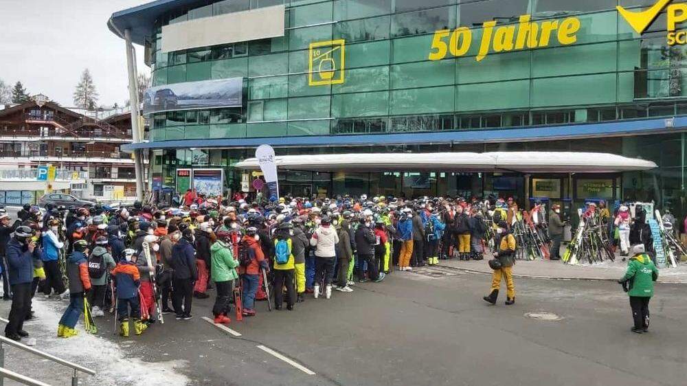 Zwischen 9.15 Uhr und 10.10 Uhr kam es zu einer Massenansammlung von Wintersportlern vor der Planai. Der 2G-Check hatte für Stau gesorgt - jetzt will man nachbessern