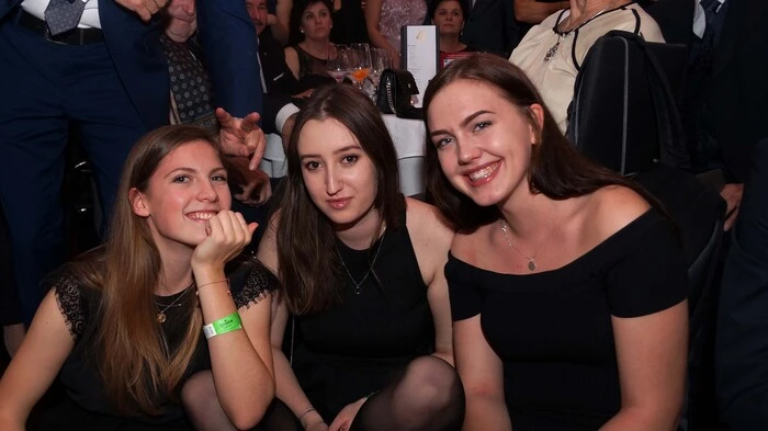 Zum 150-Jahr Jubiläum der Schule schickten die 93 Maturanten des heurigen Jahrganges der Klagenfurter Wirtschafts- und Modeschule WI'MO die Gäste ihres Schulballes Samstagabend im Casineum in Velden unter dem Ballmotto "Tic Tac Flashback" auf eine modische Zeitreise.