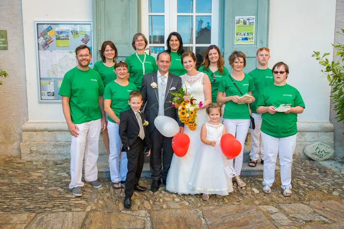 Spalier der Kollegen der Lebenshilfe Feldbach bei der Hochzeit der Brodtragers in Pöllau bei Hartberg