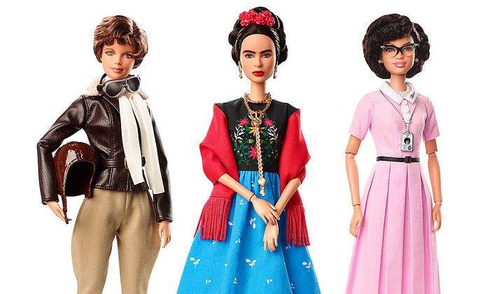 Pilotin Amelia Earhart, Malerin Frida Kahlo und Mathematikerin Katherine Johnson als Barbiepuppen