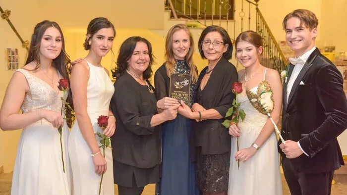 Im Kongresshaus Millstatt fand der Ball des BG Porcia statt: Chiara Rauter, Luisa Lagger, Mitorganisatorin Sabine Peharz, Klassenvorständin Sarah Müller, Direktor Dagmar Rauter, Hannah Brandstätter, Timon Schrofner - Namen von links