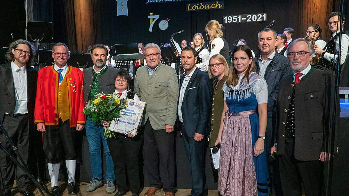 Vertreter der Politiker überreichten der Jauntaler Trachtenkapelle das Stadtwappen von Bleiburg