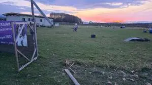 Der Lenker hatte den Zaun des Trainingsplatzes durchbrochen