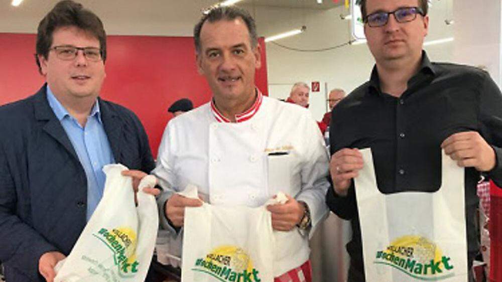Marktreferent Christian Pober (ÖVP), Kuglitsch und Blüm (von links) mit den neuen Sackerl aus Maisstärke