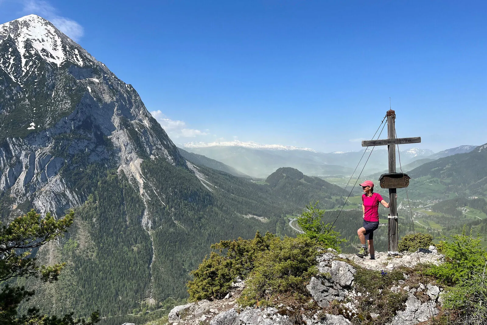 Blick vom Gipfelkreuz auf dem Gindlhorn zum Grimming und auf Bad Mitterndorf