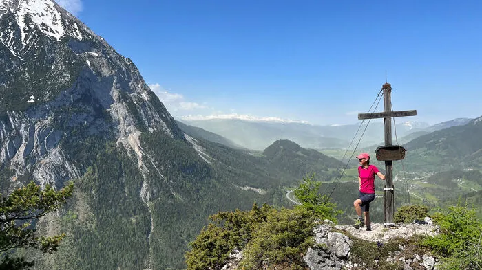 Blick vom Gipfelkreuz auf dem Gindlhorn zum Grimming und auf Bad Mitterndorf