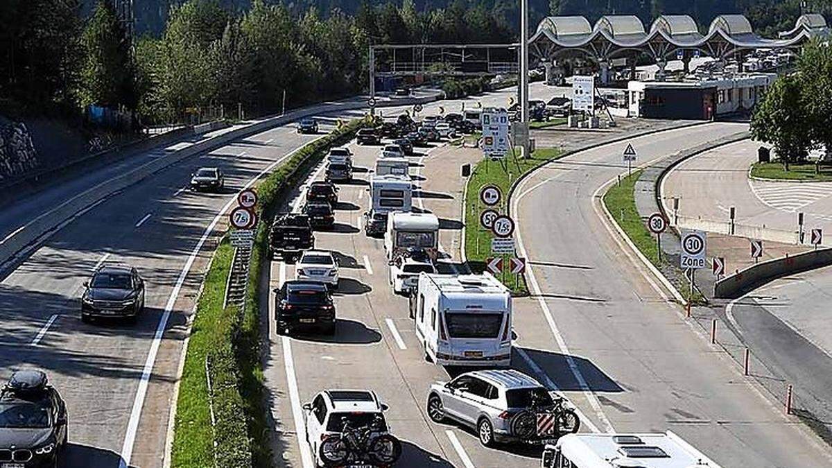 Stau vor der Mautstelle an der A11 am Freitag im Gemeindegebiet von St. Jakob im Rosental