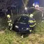 Die Feuerwehr barg das verunfallte Fahrzeug aus dem Straßengraben