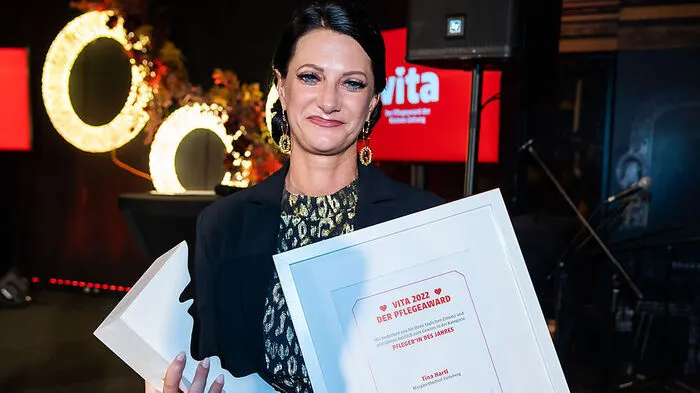Pflegerin des Jahres: Tina Hartl (40) hatte Tränen in den Augen, als sie ihre "Vita" entgegennahm. "Entweder brennt man für die Pflege oder nicht, das muss man im Herz tragen." Seit zwölf Jahren arbeitet sie schon im Margarethenhof, inzwischen ist sie die Pflegedienstleiterin. "An alle, die hier nominiert sind, wir haben es wirklich verdient", betonte sie Mittwochabend. Und: "Die Pflege hat mit dem Award noch mehr ein Gesicht bekommen."