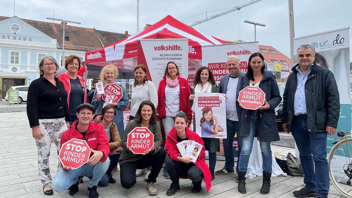 Vertreter der Volkshilfe bei der Veranstaltung zum Thema &quot;Armut abschaffen&quot;.