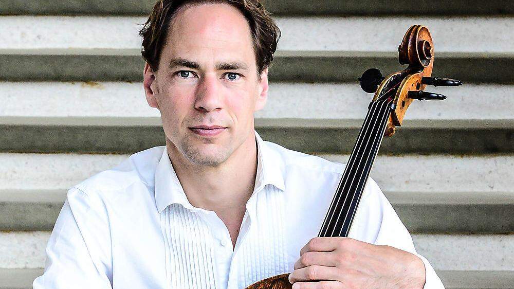 Knut Weber aus Klagenfurt, als Cellist seit 1998 Berliner Philharmoniker, spielt im Burghof